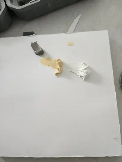거치대 철거 후 구멍 복원 — 옛 나사 구멍 메우기