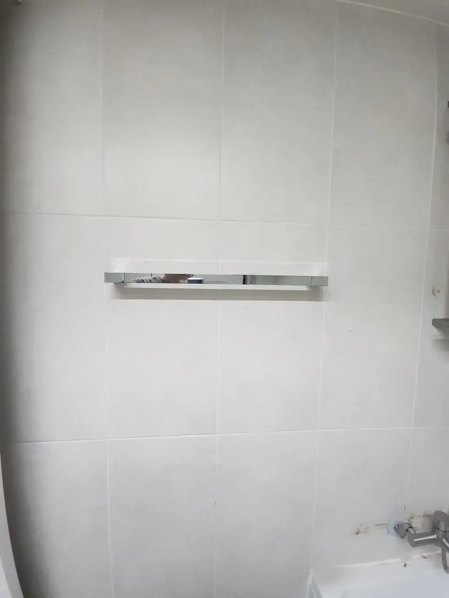 타월걸이 — 새로 단 흰색 수건걸이